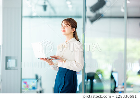筆記本電腦業務的女人 129330681