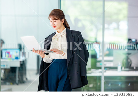 Business woman with laptop 129330683