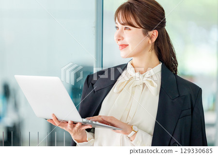 Business woman with laptop 129330685