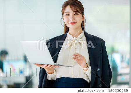 筆記本電腦業務的女人 129330689