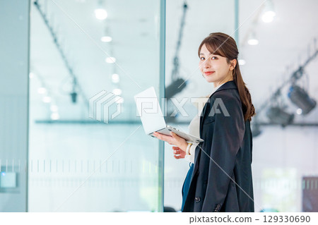 筆記本電腦業務的女人 129330690