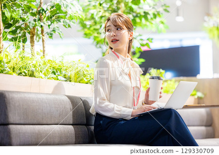 在接空間工作的女人 129330709