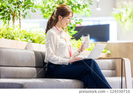 在接空間工作的女人 129330710