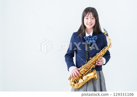 有薩克斯風的女學生 129331106