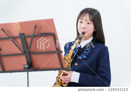 女學生演奏薩克斯風 129331123