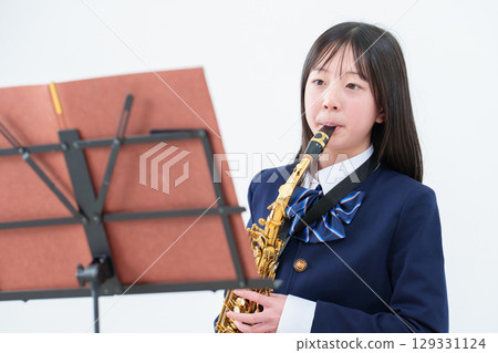 女學生演奏薩克斯風 129331124