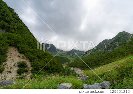 [山岳資料] 從雪松茅屋眺望的景色和槍山 [長野縣] 129331213