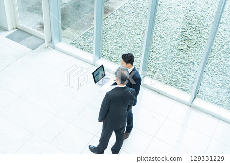 Meeting business people Meeting business people 129331229