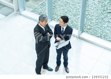 Meeting business people 129331232