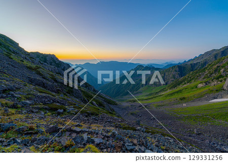 [Mountain Materials] Morning view from the Zassho Hut and Mt. Yari [Nagano Prefecture] 129331256