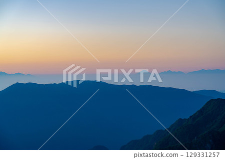 [山岳資料] 從雜掌山看的晨景與槍山 [長野縣] 129331257