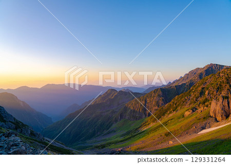 [Mountain Materials] Morning view from the Zassho Hut and Mt. Yari [Nagano Prefecture] 129331264