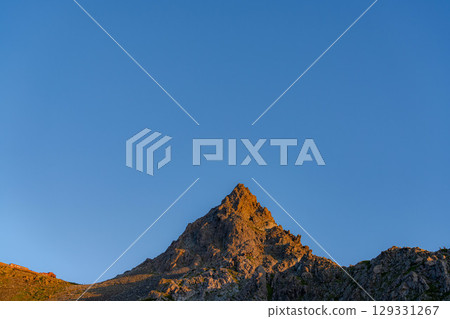 [Mountain Materials] Morning view from the Zassho Hut and Mt. Yari [Nagano Prefecture] 129331267