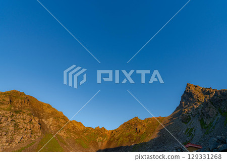 [Mountain Materials] Morning view from the Zassho Hut and Mt. Yari [Nagano Prefecture] 129331268