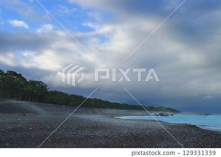 Image of the coastline on a sunny day [Miho no Matsubara, Shizuoka Prefecture] 129331339