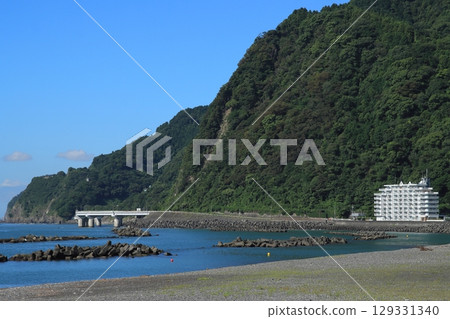 【靜岡縣】石部跨海大橋,矗立在險峻的奧俶海岸 【靜岡縣】石部跨海大橋,矗立在險峻的奧俶海岸 129331340
