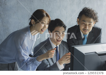 在辦公室使用個人電腦的商人 129331378