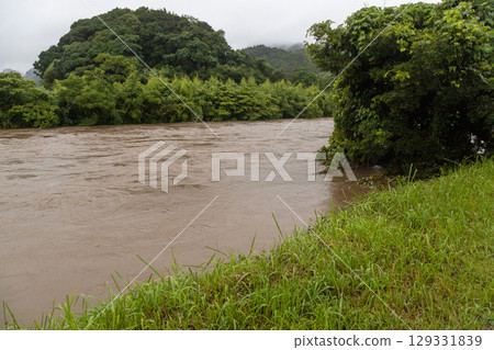 2025 年 8 月的霧島市天束川。鹿兒島縣霧島市的這條河目前處於特別警報狀態。 129331839