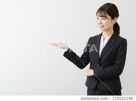 日本OL姿勢/微笑引導（白色背景，用於剪切） 129332144