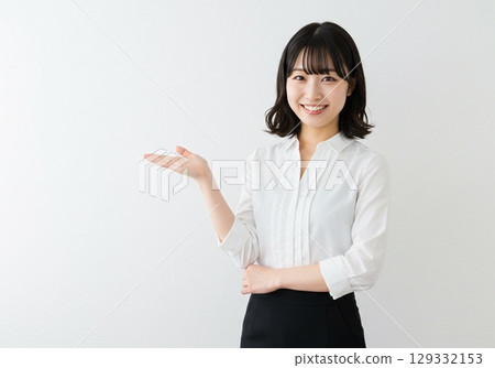 日本OL姿勢/微笑引導（白色背景，用於剪切） 129332153