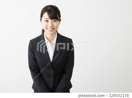 日本OL姿勢/微笑引導（白色背景，用於剪切） 129332178