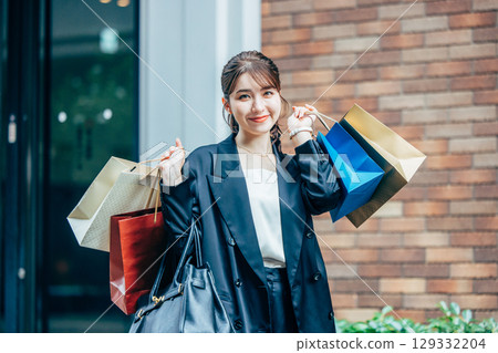 Young woman holding shopping bags 129332204