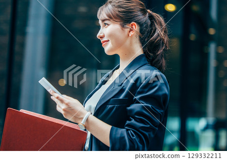 辦公室年輕女商人 129332211