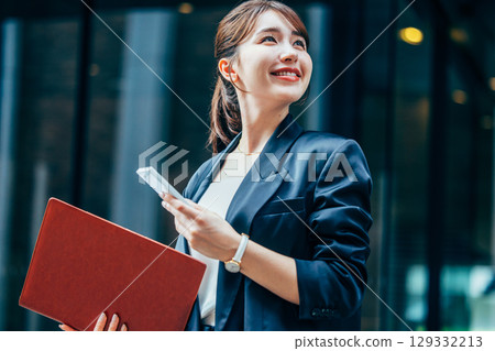 辦公室年輕女商人 129332213