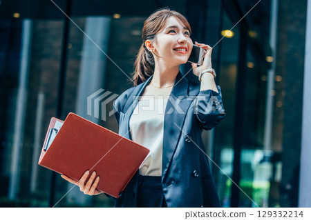 辦公室年輕女商人 129332214