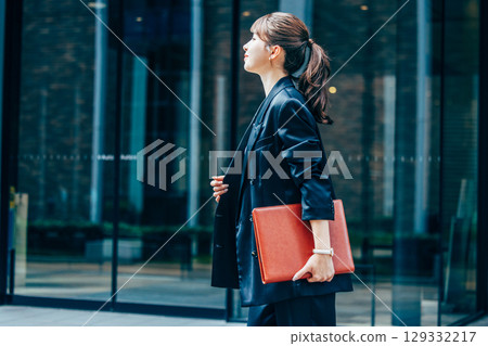 Office young business woman 129332217