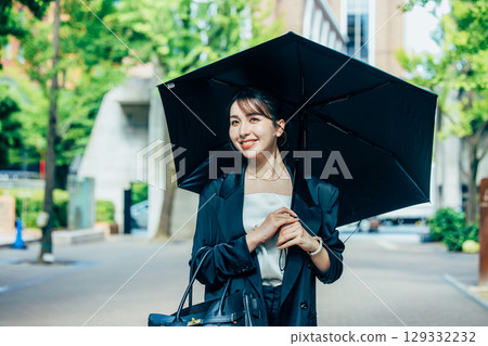 指向傘的女商人 129332232