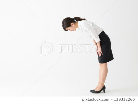 日本OL姿勢/道歉/鞠躬（白色背景，可供切割） 129332260