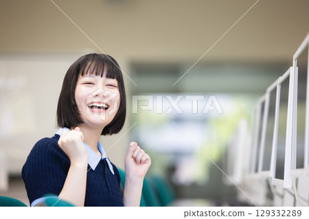 一個擺出腸道的女人 129332289