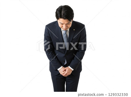 Japanese businessman / apology / bow (white background, for cutting) 129332330