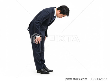 日本商人/道歉/鞠躬（白色背景，用於切割） 129332333