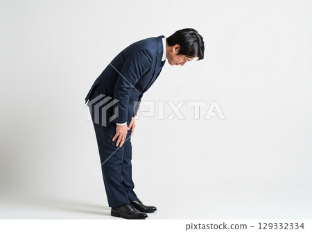 Japanese businessman / apology / bow (white background, for cutting) 129332334