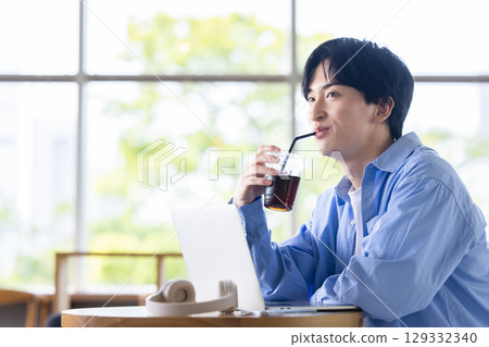 喝冷飲的男人 129332340