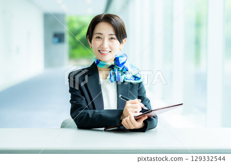 接待招待會的婦女 129332544