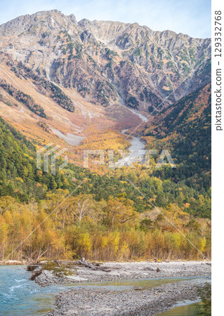 長野縣上高地的紅葉秋景 129332768