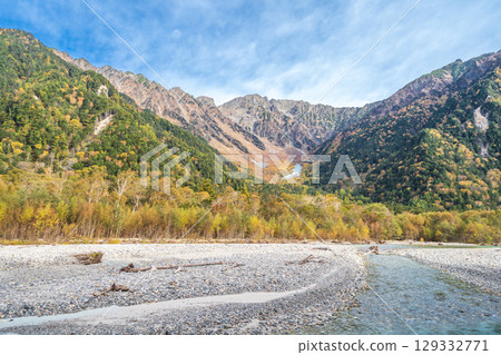 Autumn scenery of Kamikochi, Nagano Prefecture, dyed in red leaves Autumn scenery of Kamikochi, Nagano Prefecture, dyed in red leaves 129332771