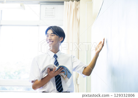 一名國中男生在黑板前演講 129332806