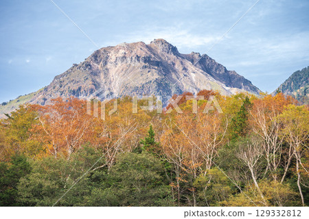Autumn scenery of Kamikochi, Nagano Prefecture, dyed in red leaves Autumn scenery of Kamikochi, Nagano Prefecture, dyed in red leaves 129332812