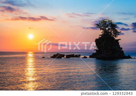 富山灣、雨晴海岸的日出 富山灣、雨晴海岸的日出 129332843