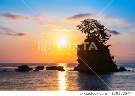 Sunrise over Toyama Bay, Amaharashi Coast 129332844