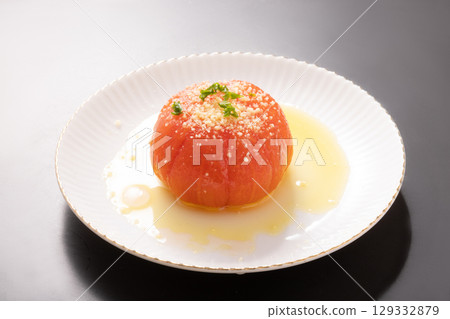 冰鎮番茄(去皮、橄欖油、磨碎的起司) 冰鎮番茄(去皮、橄欖油、磨碎的起司) 129332879