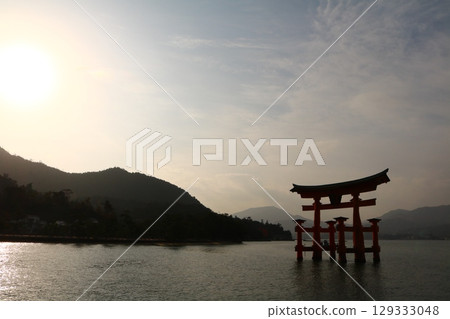 Mysterious Torii Gate on the Sea | Scenery of Itsukushima Shrine, Hiroshima 129333048