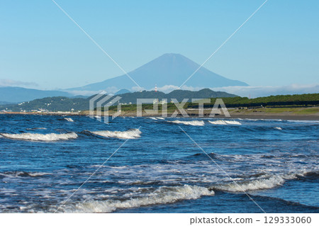 從茅崎的沙灘眺望富士山 *早晨的景色 從茅崎的沙灘眺望富士山 *早晨的景色 129333060