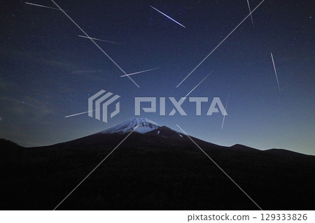 流星雨和富士山(合成圖) 流星雨和富士山(合成圖) 129333826