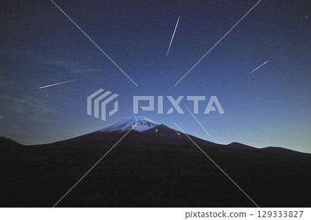流星雨和富士山(合成圖) 流星雨和富士山(合成圖) 129333827