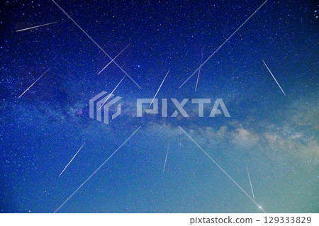 流星雨與銀河（合成圖） 129333829